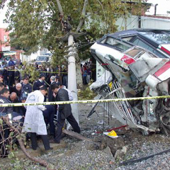 Halk otobüsüne tren çarptı: 2 ölü, 5 ağır yaralı