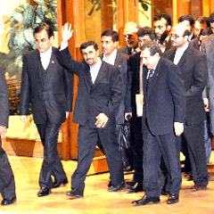 Ahmedinejad ülkesine döndü