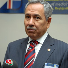 Arınç: Bu tür insanlara ben hayretle bakıyorum