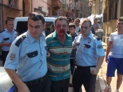 Mahallenin gençleri tekme tokat dövüp polise teslim etti