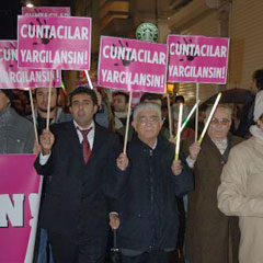 Darbelere karşı pankartlı protesto