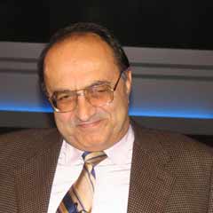 Kendi deyimiyle, 'Şapa oturan' yazar