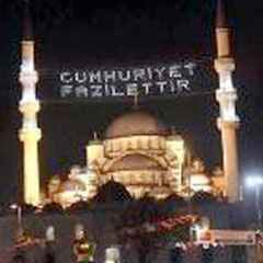 Tartışmalı mahyalar geri döndü