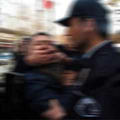 Alkollü Fenerliler ile polis arasında arbede