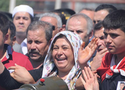 Şehidini öpücük ve gülerek uğurladı