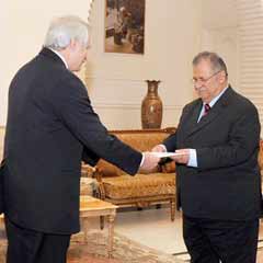Özçelik, Talabani'ye güven mektubu sundu