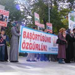 Başörtüsü buna da mı engel?