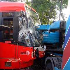 Tramvay TIR'a çarptı