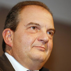 Karamanlis istifa etti