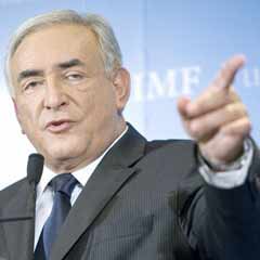 FLAŞ: IMF Başkanına ayakkabı fırlatıldı