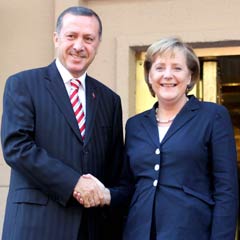 Erdoğan Merkel'i kutladı