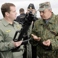 Medvedev Kızıl Orduyu teftişe çıktı