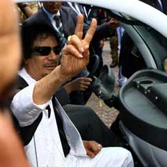 Kaddafi tercümana havlu attırdı