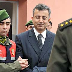 Yarbay Mustafa Dönmez hâlâ görevde!