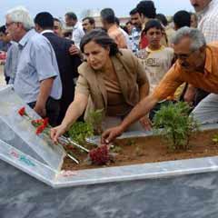 DTP'liler mezarlara karanfil bıraktı