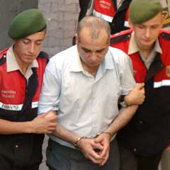 Ailesinden 8 kişiyi katleden şahıs hâkim karısında