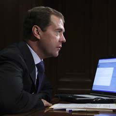 "Medvedev Kremlin'de yalnız ve uykusuz"