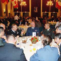 Hollanda Genelkurmayı, kışlada iftar verdi