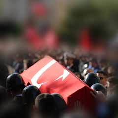 Darbeci subayın cenazesinde çelenk bilmecesi