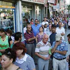 İşsizler maaş için kuyruğa girdi