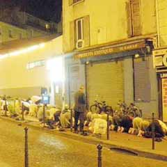 Müslümanların teravih aşkı Parislileri şaşırttı