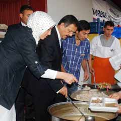 Özhaseki, eşiyle iftar çadırında yemek dağıttı