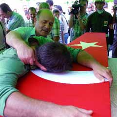Şehit Astsubay Kürtçe ağıtlarla uğurladı