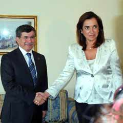 Davutoğlu'dan Bakoyanni'ye "geçmiş olsun" dileği