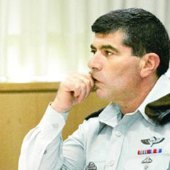 İsrailli generalin başı hırsızlıkla dertte