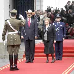 Zelaya resmî törenle karşılandı