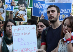 Öğrencilerden harç protestosu