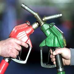 Benzine indirim, motorin ve gazyağına zam!