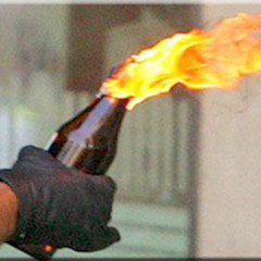 Eylemciler polise molotofllarla saldırdı