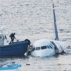Helikopterle uçak çarpıştı: 9 ölü