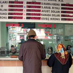 Dolar 1,4700, Euro 2,1110 TL'den güne başladı