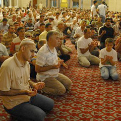 Eller ve gönüller Allah’a açıldı