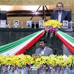 Ahmedinejad, protestolar eşliğinde yemin etti