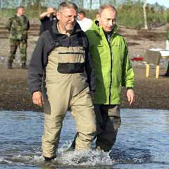 Putin suya girdi, balinayı eliyle besledi