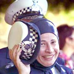 İngiliz kadın polisler, camiye başını örtüp girecek