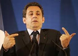 Sarkozy yine 4 ayak üzerine düştü!