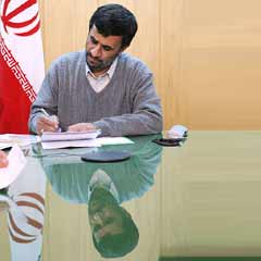 Ahmedinejad 4 bakanın ipini çekti