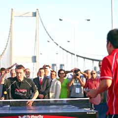 Pinpon topu bir Asya'da bir Avrupa'da