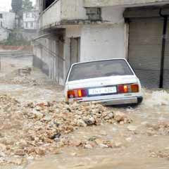 Giresun'da sel: 150 araç denize sürüklendi