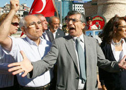 Taksim'de çelenk gerginliği