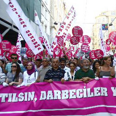 Darbe karşıtları İstiklal'de yürüdü