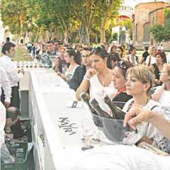 Saray bahçesinde şarapçı kuyruğu