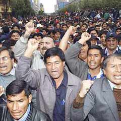 Peru'da hükümeti protesto: 156 gözaltı