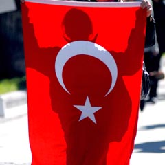 DTP'nin "Apo" sloganlarına karşı "bayrak" açtı!