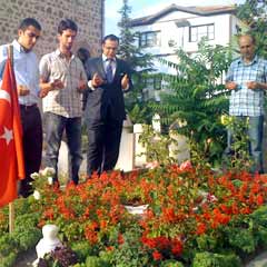 SP'li gençler, Yazıcıoğlu'nu mezarı başında andı