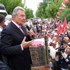 Baykal konuşurken vekili soydular